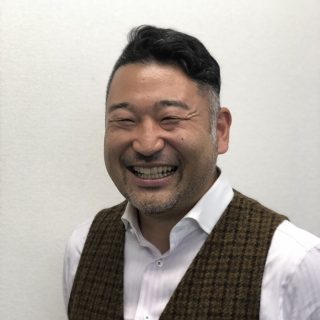渡辺 暁(わたなべ さとし)40代の個人投資家兼事業家。 大学卒業後、化学メーカーに就職。実績を積み20代で年上の部下を持つまでになったが、将来の展望に不安を感じ、米国系医療機器メーカーに転職。同社ではプレジデントアワードを含むアワード受賞は複数回、トップセールスだけが選ばれるWinner’s Clubにも選出。しかし外資系特有の雇用継続の不安から、在職中に不動産投資を始めた。 40歳で一念発起し会社を退職し独立。自分自身の会社も立ち上げ、現在は会社経営と不動産投資、FXや仮想通貨投資も行っている。2017年にはCPM(米国不動産経営管理士)の資格も取得。